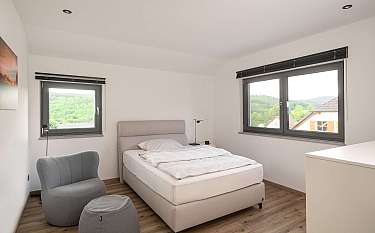 Modern 189 Modernes Schlafzimmer mit Fenster