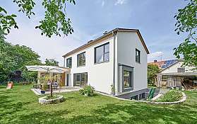 Modernes Einfamilienhaus mit Garten