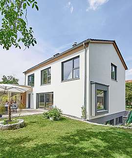 Modernes Einfamilienhaus mit Garten
